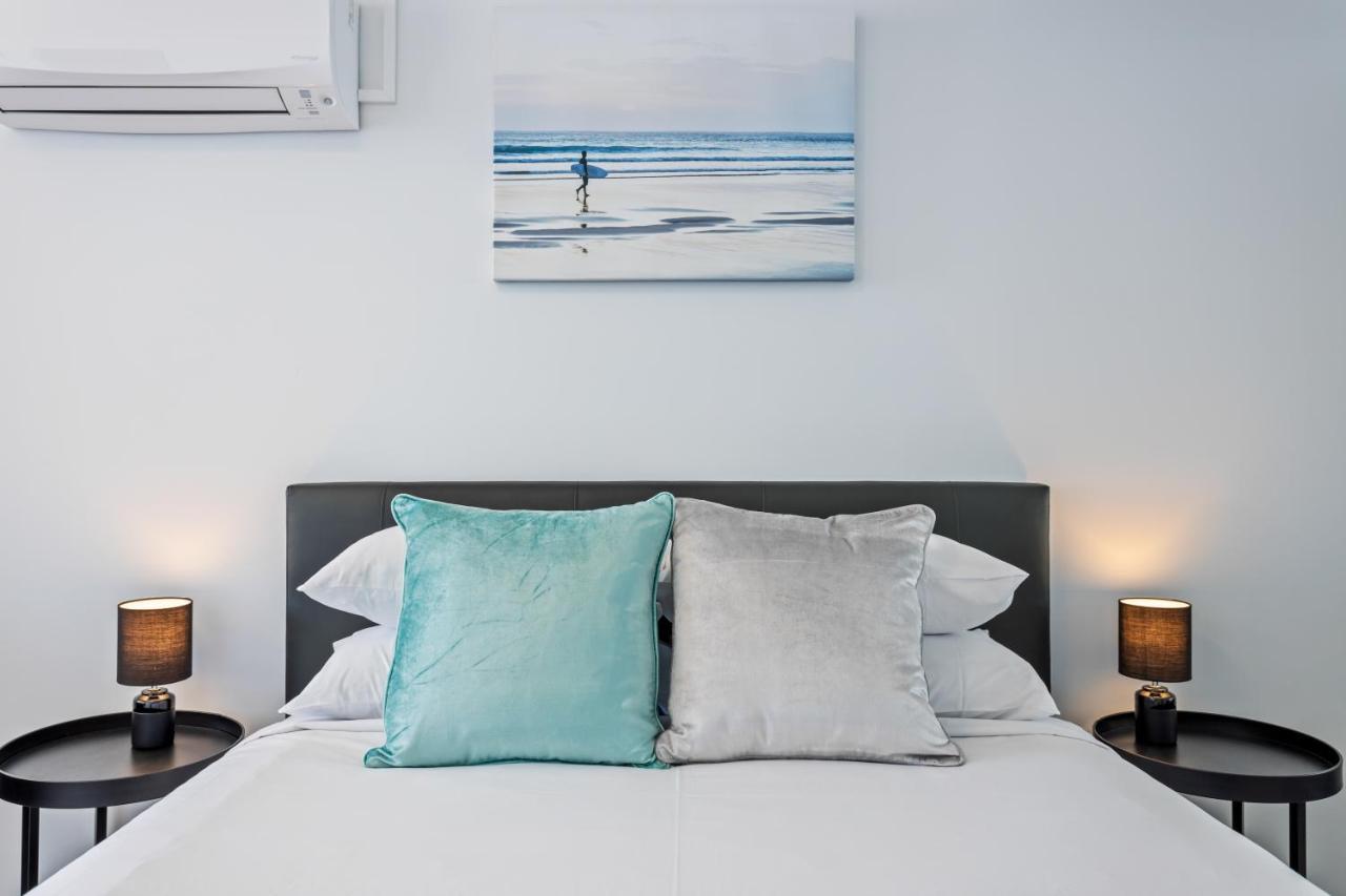 Oceanfront Studio With Pools, Gym & Tennis Court Gold Coast